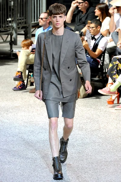 Look 15